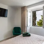 Floret Apartment