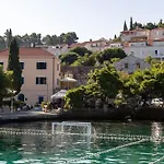 Floret Apartment